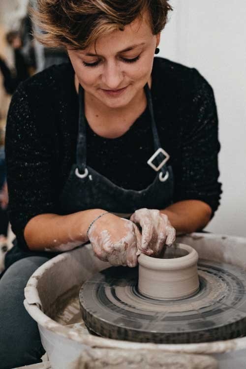Alix faisant de la céramique à Lyon