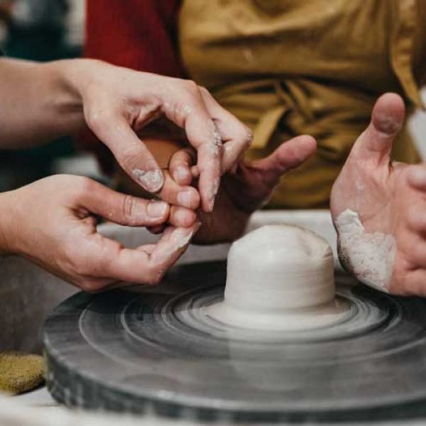 Mains faisant de la poterie et céramique à Lyon