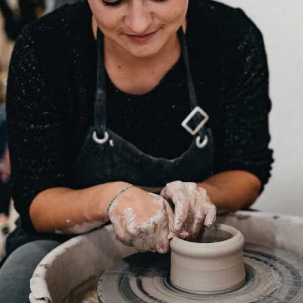 Alix faisant de la céramique à Lyon